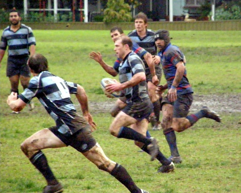 070707 Leigh Rebbeck chasing Tim Lough